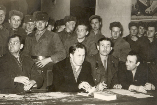 И.М. Ильинский среди солдат воинской части №14079, апрель 1960 г.